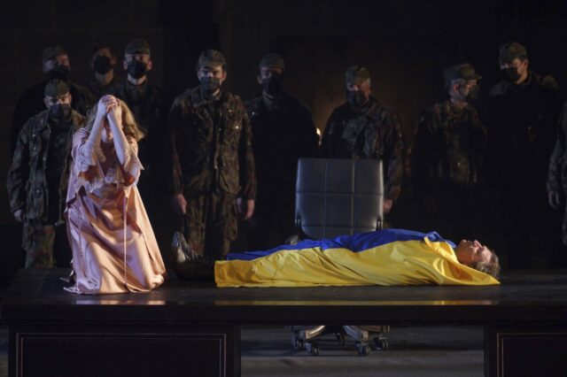 Δαχτυλίδι των Νιμπελούνγκεν: Ο “νεκρός” του Βάγκνερ τυλίγεται με την ουκρανική σημαία και ραγίζει καρδιές