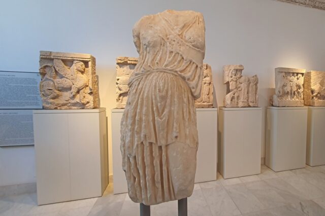 Το άγαλμα της θεάς Αθηνάς και το Μουσείο Ακρόπολης “ταξιδεύουν” στο Παλέρμο