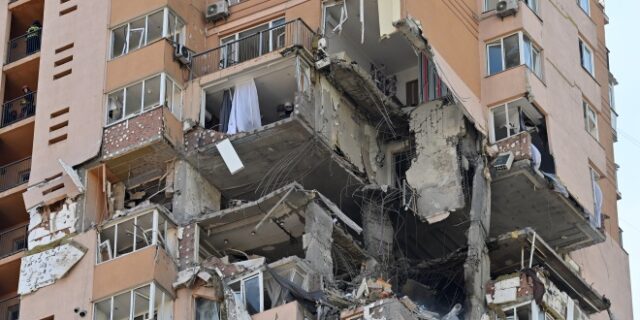 Πόλεμος στην Ουκρανία: Χτυπήθηκε πολυκατοικία στο Κίεβο – Συγκλονιστικές εικόνες