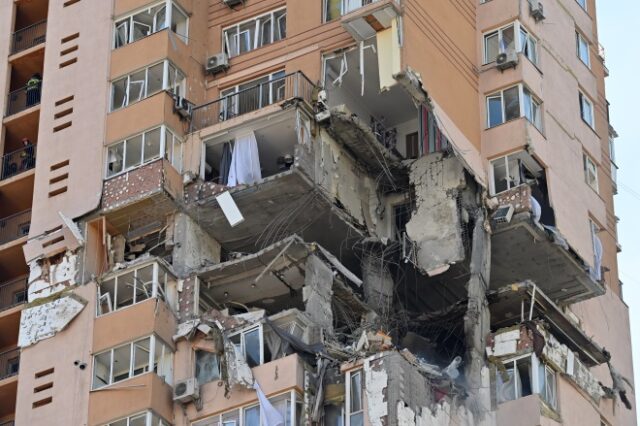 Πόλεμος στην Ουκρανία: Χτυπήθηκε πολυκατοικία στο Κίεβο – Συγκλονιστικές εικόνες