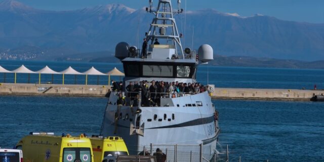 Φωτιά σε πλοίο στην Κέρκυρα: Απεγκλωβίστηκαν από το γκαράζ οι δύο οδηγοί – Πληροφορίες για εντοπισμό 5 αγνοούμενων
