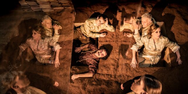 Είδαμε το “Ταξίδι μεγάλης μέρας μέσα στη νύχτα”- Η οικογενειακή παθογένεια “σερβίρεται” με ουίσκι, χώμα και μορφίνη