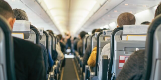 Επιχείρησε να ανοίξει πόρτα αεροπλάνου – Τον χτύπησε αεροσυνοδός με καφετιέρα