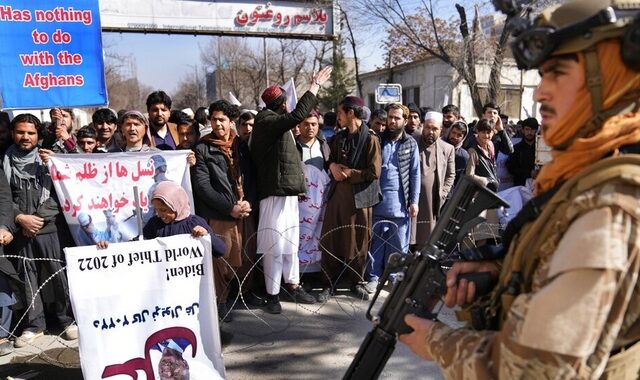 Αφγανιστάν: Οργή στις διαδηλώσεις μετά την κατάσχεση 7 δισ. δολαρίων από τον Μπάιντεν