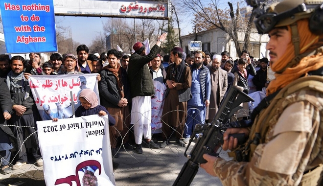 Αφγανιστάν: Οργή στις διαδηλώσεις μετά την κατάσχεση 7 δισ. δολαρίων από τον Μπάιντεν