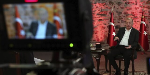 Τουρκία: Απειλεί με “μαύρο” Deutsche Welle και “Voice of America” – Διορία 72 ωρών για να αιτηθούν άδειες