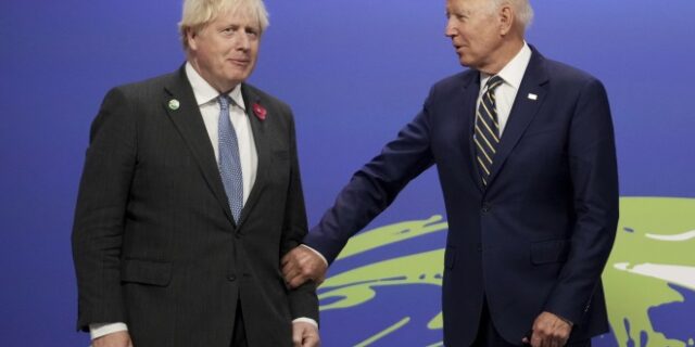 Τηλεφωνική επικοινωνία Μπάιντεν-Τζόνσον: “Παρατεταμένη κρίση για τον κόσμο μία ρωσική εισβολή στην Ουκρανία”