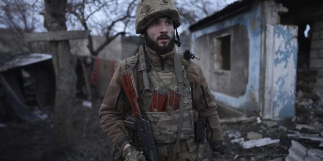 Ουκρανία: Δύο άμαχοι νεκροί από πυρά φιλορώσων αυτονομιστών – Εκρήξεις στο Ντανιέτσκ