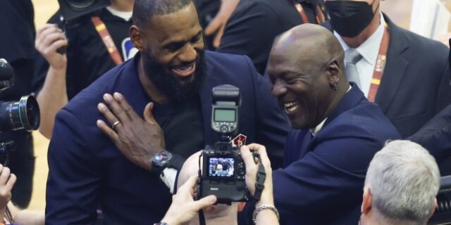All Star Game 2022: Η αγκαλιά των ΛεΜπρόν Τζέιμς – Μάικλ Τζόρνταν κόντεψε να “ρίξει” το ίντερνετ