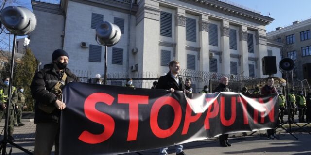 Ουκρανία: Απομακρύνει το διπλωματικό της προσωπικό η Ρωσία