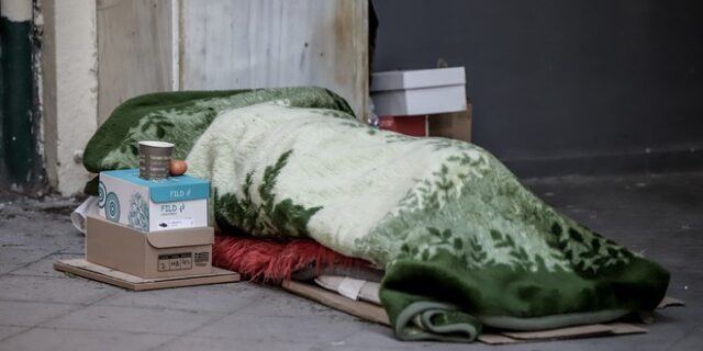 Ιανός: Οργή με τη διαρροή e-mail – Βρέχουν τις μοκέτες για να μην κοιμούνται άστεγοι