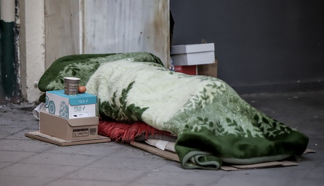 Ιανός: Οργή με τη διαρροή e-mail – Βρέχουν τις μοκέτες για να μην κοιμούνται άστεγοι