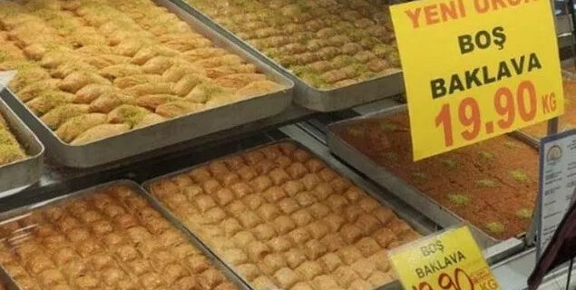 Ακραία φτώχεια στη Τουρκία: Πουλάνε άδειο μπακλαβά – “Πιείτε αριάνι αντί για αλκοόλ”