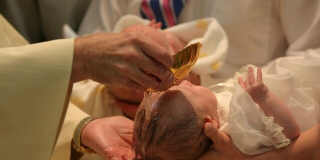 Άκυρες χιλιάδες βαπτίσεις σε Βραζιλία και ΗΠΑ – Ιερέας έλεγε λάθος λόγια