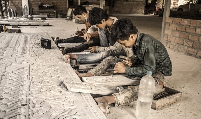 Κομισιόν – Καταναγκαστική εργασία: Τι σχεδιάζει για τη σύγχρονη δουλεία