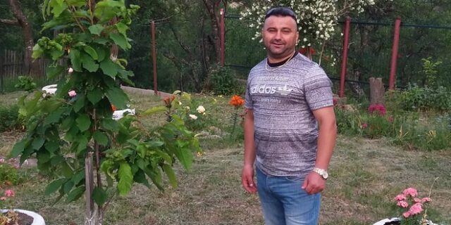 Κέρδισε αποζημίωση γιατί κόπηκε ενώ μαχαίρωνε την σύζυγό του