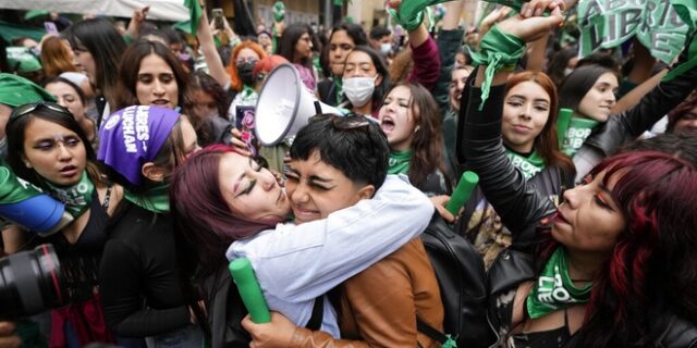 Κολομβία: Αποποινικοποιούνται οι αμβλώσεις – Ιστορική νίκη για τις γυναίκες