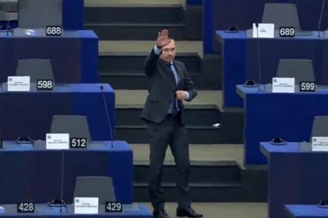 Βούλγαρος ακροδεξιός έκανε ναζιστικό χαιρετισμό μέσα στο Ευρωκοινοβούλιο