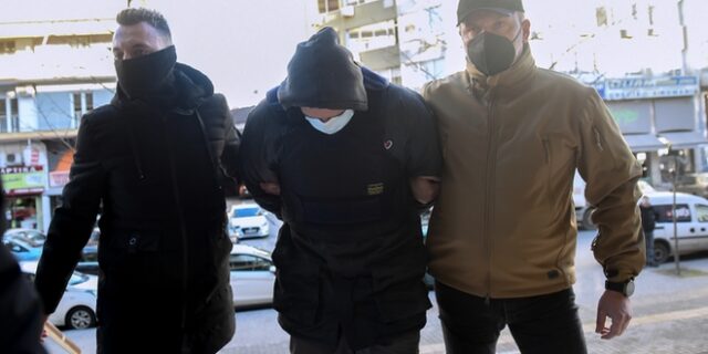 Δολοφονία 19χρονου Άλκη: Στον εισαγγελέα ο 23χρονος, με σκυμμένο κεφάλι – Έντονες αποδοκιμασίες