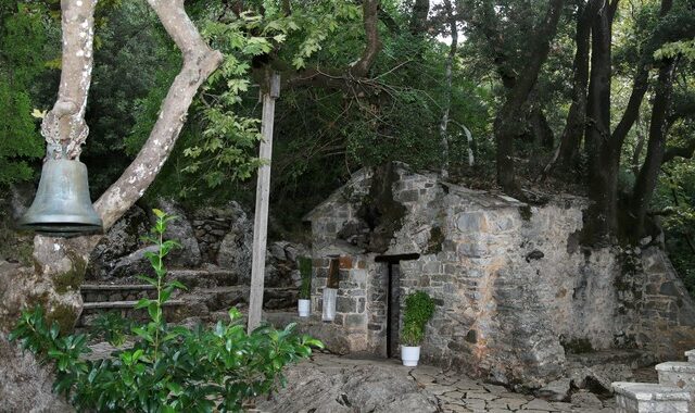 Θαυμαστό ναΰδριο: Το πιο περίεργο εκκλησάκι του κόσμου βρίσκεται στην Ελλάδα και έχει μπει στο βιβλίο Γκίνες