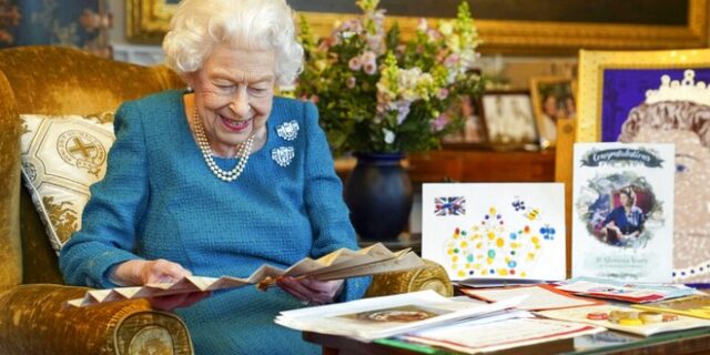 Βασίλισσα Ελισάβετ: Θέλει την Καμίλα βασίλισσα όταν ο Κάρολος ανέβει στον θρόνο