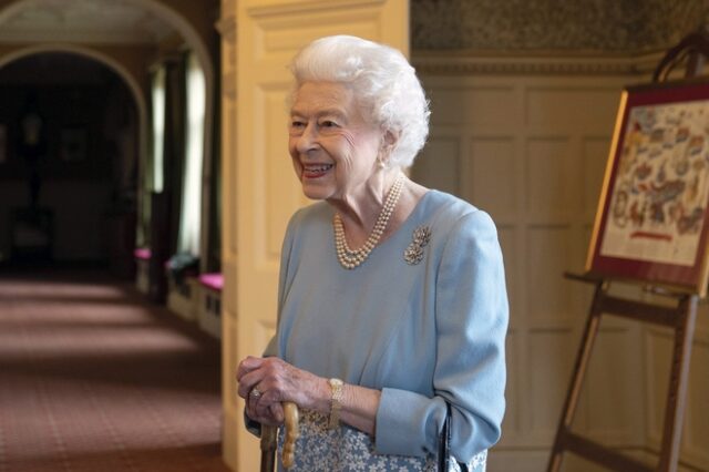 Βασίλισσα Ελισάβετ: Δεν την πτοεί ο κορονοϊός – Ασκεί κανονικά τα καθήκοντά της