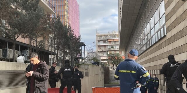 Λήξη συναγερμού στη Συγγρού: Κατέβηκε ο άνδρας που απειλούσε να πέσει στο κενό