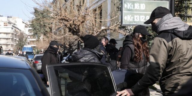 Δολοφονία 7χρονου: Με αποδοκιμασίες στον ανακριτή, η μητέρα και ο φίλος της