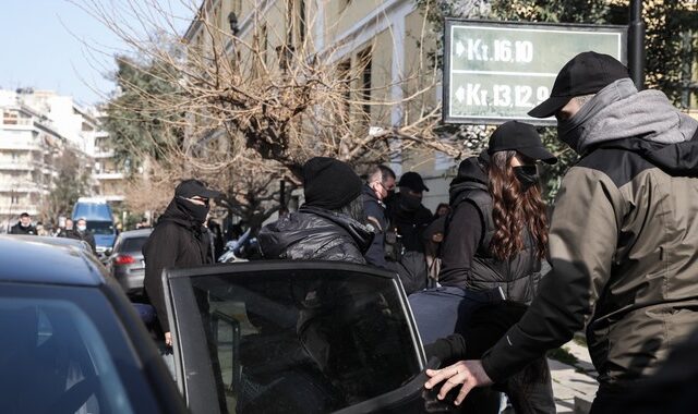 Δολοφονία 7χρονου: Με αποδοκιμασίες στον ανακριτή, η μητέρα και ο φίλος της