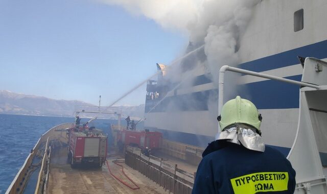 Φωτιά σε πλοίο στη Κέρκυρα: Αγωνία για αγνοούμενους και εγκλωβισμένους