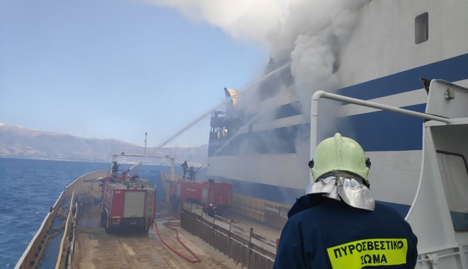 Φωτιά σε πλοίο στη Κέρκυρα: Αγωνία για αγνοούμενους και εγκλωβισμένους