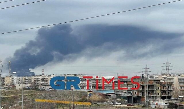 Θεσσαλονίκη: Μεγάλη φωτιά σε εργοστάσιο ανακυκλώσιμων υλικών
