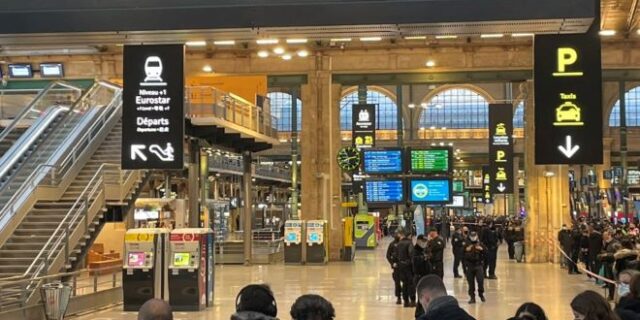 Παρίσι: Άνδρας απείλησε με μαχαίρι αστυνομικούς – Έπεσε νεκρός από τα πυρά τους