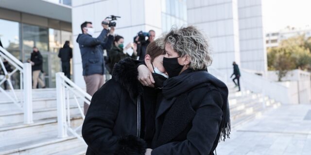 Δολοφονία Τοπαλούδη: Η αγκαλιά της μητέρας της Γαρυφαλλιάς στη μητέρα της Ελένης – “Light δολοφονία δεν υπάρχει”