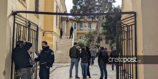 Γηροκομείο στα Χανιά: Μικρή ένταση έξω από τα Δικαστήρια – Σε εξέλιξη οι απολογίες