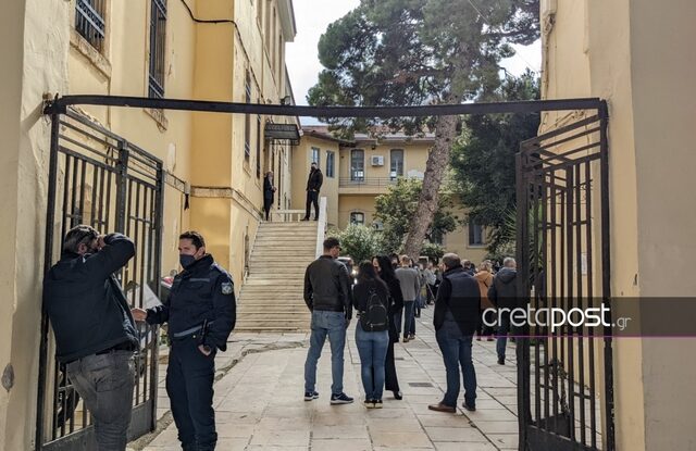 Γηροκομείο στα Χανιά: Μικρή ένταση έξω από τα Δικαστήρια – Σε εξέλιξη οι απολογίες