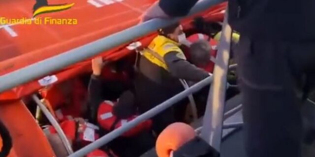 Φωτιά σε πλοίο στην Κέρκυρα: Η στιγμή της διάσωσης απο ιταλικό σκάφος