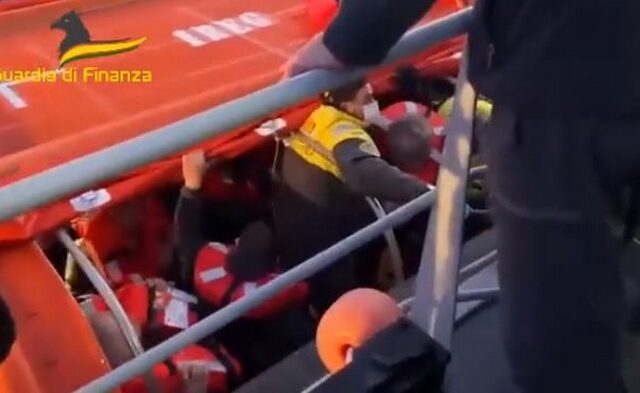 Φωτιά σε πλοίο στην Κέρκυρα: Η στιγμή της διάσωσης απο ιταλικό σκάφος