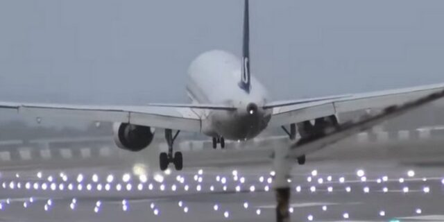 Live μετάδοση των προσγειώσεων αεροπλάνων στο Heathrow, εν μέσω της καταιγίδας Euinice