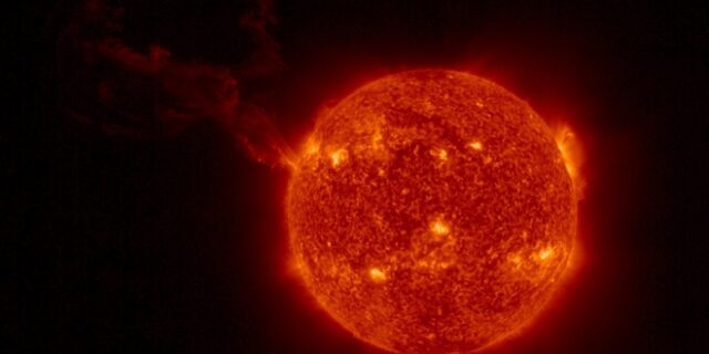 Γιγάντια έκρηξη στον Ήλιο – Μια υπενθύμιση για τη Γη