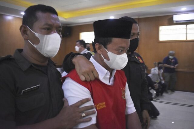 Ινδονησία: Ισόβια σε καθηγητή για τον βιασμό 13 μαθητριών – Τις άφησε έγκυες