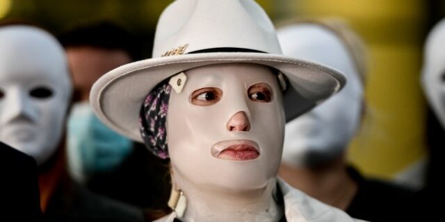 Ιωάννα Παλιοσπύρου: Φωτογραφία με γάζες στο Instagram μετά το νέο χειρουργείο