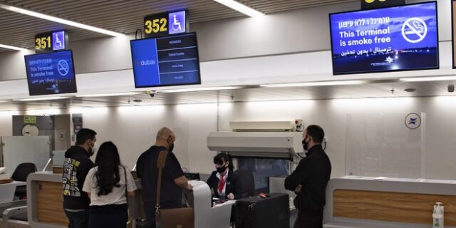 Ανοίγει τα σύνορα σε ανεμβολίαστους τουρίστες