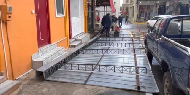 Καλαμάτα: Στέγαστρο έπεσε και καταπλάκωσε εργαζόμενες στην Καθαριότητα του Δήμου