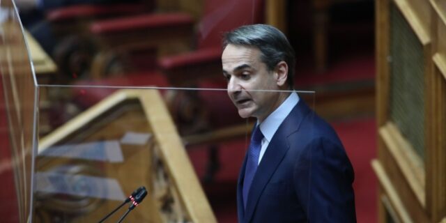 Ο “φιλελεύθερος” Μητσοτάκης αντιγράφει τους παλιούς “εθνικόφρονες”….