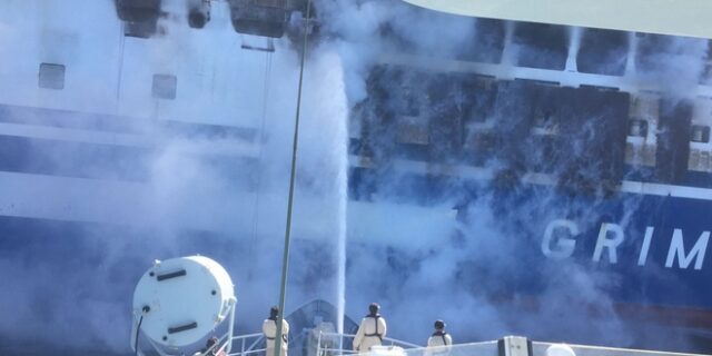 Φωτιά σε πλοίο στην Κέρκυρα: Διακόπηκαν οι έρευνες – Αγωνία για τους 12 τελικά αγνοούμενους