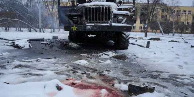 Ουκρανία: Δύσκολη νύχτα στο Κίεβο – Προ των πυλών τα ρωσικά στρατεύματα