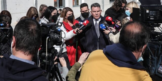 Δίκη Λιγνάδη: Αποδοκίμασαν τον Κούγια έξω από το δικαστήριο – Τον έλουσαν με νερό