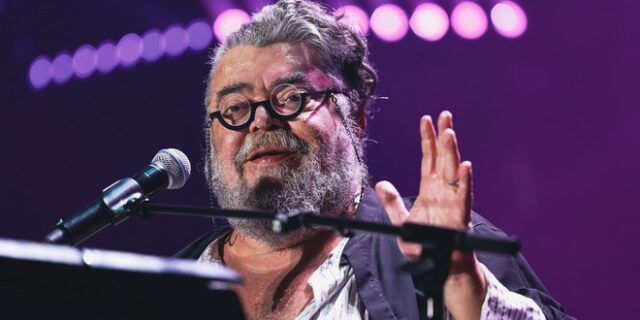 Σταμάτης Κραουνάκης: “Έχω ξενυχτήσει έξω από σπίτι για έρωτα, να δω αν βγαίνει με εραστή”
