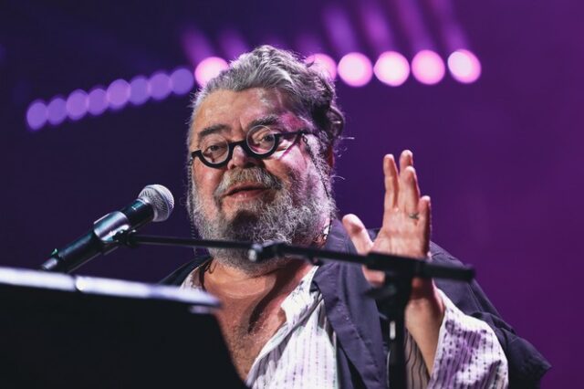 Σταμάτης Κραουνάκης: “Έχω ξενυχτήσει έξω από σπίτι για έρωτα, να δω αν βγαίνει με εραστή”